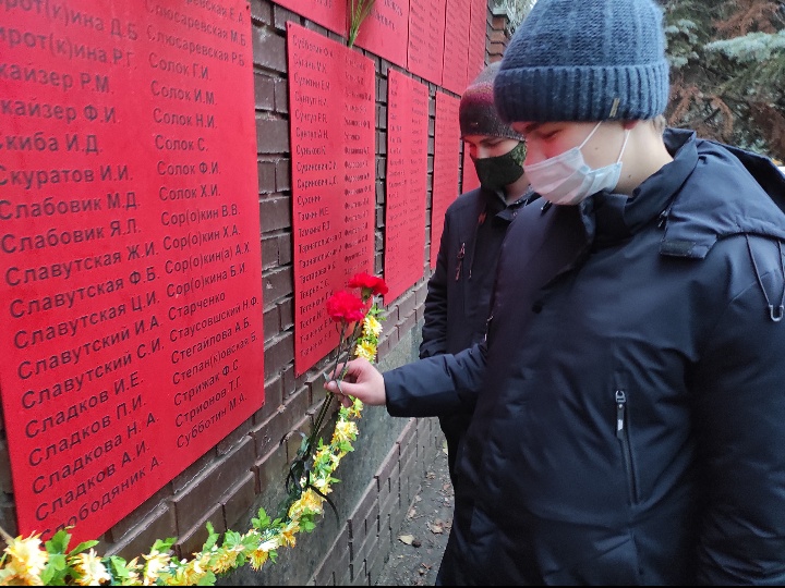 Студенты ФМИТ почтили память солдат ВОВ возложением цветов к мемориалам
