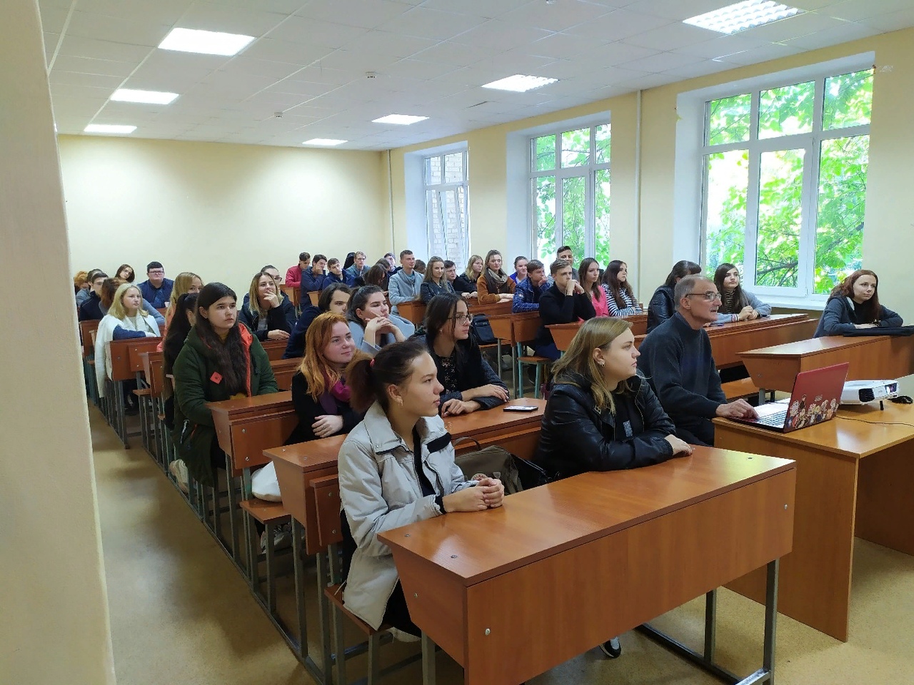Студенты исторического факультета прослушали лекцию Владимира Шатунова об истории Донецкого национального университета 