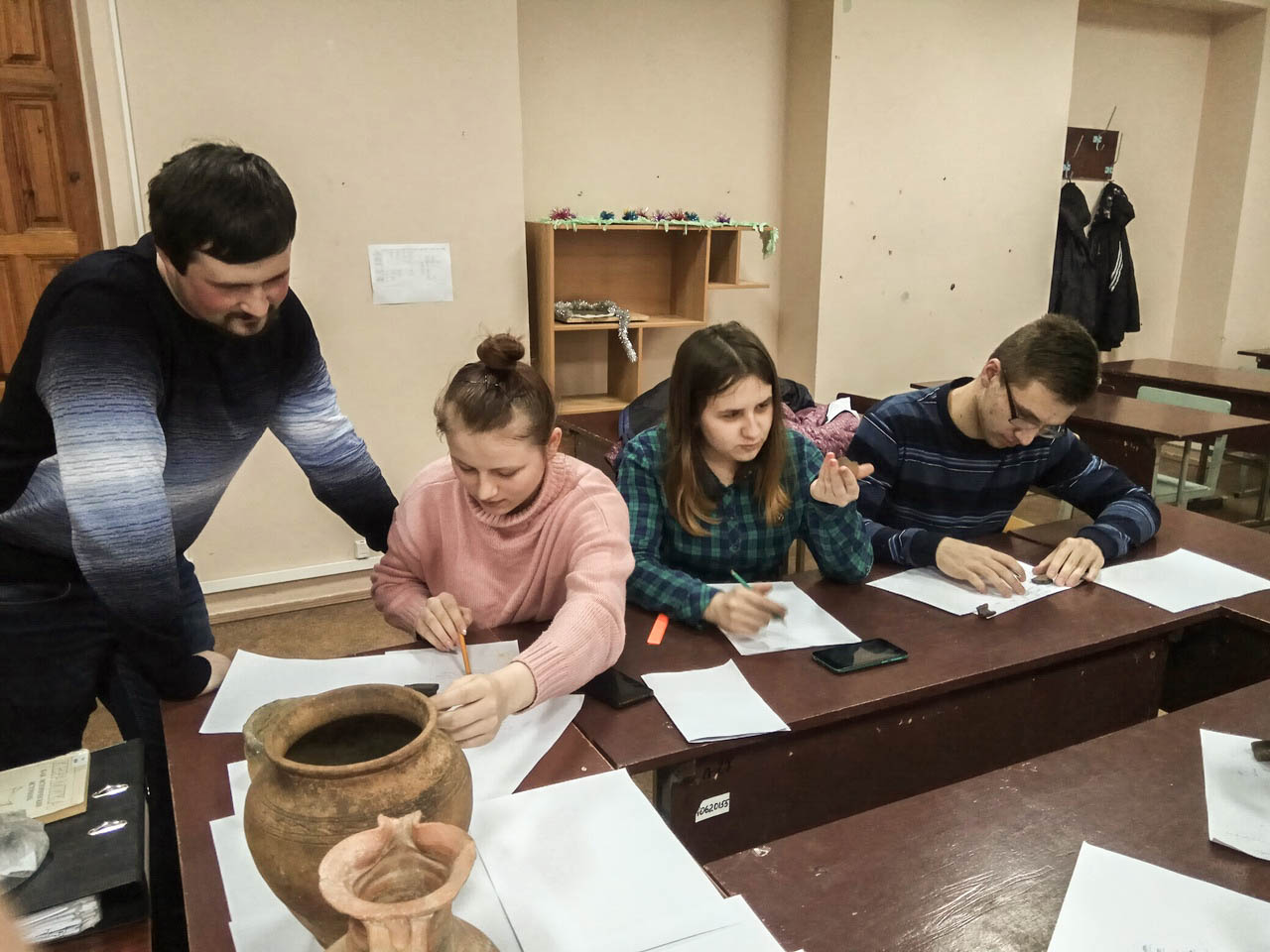 Студенты-археологи провели семинар по основам работы с керамическим материалом