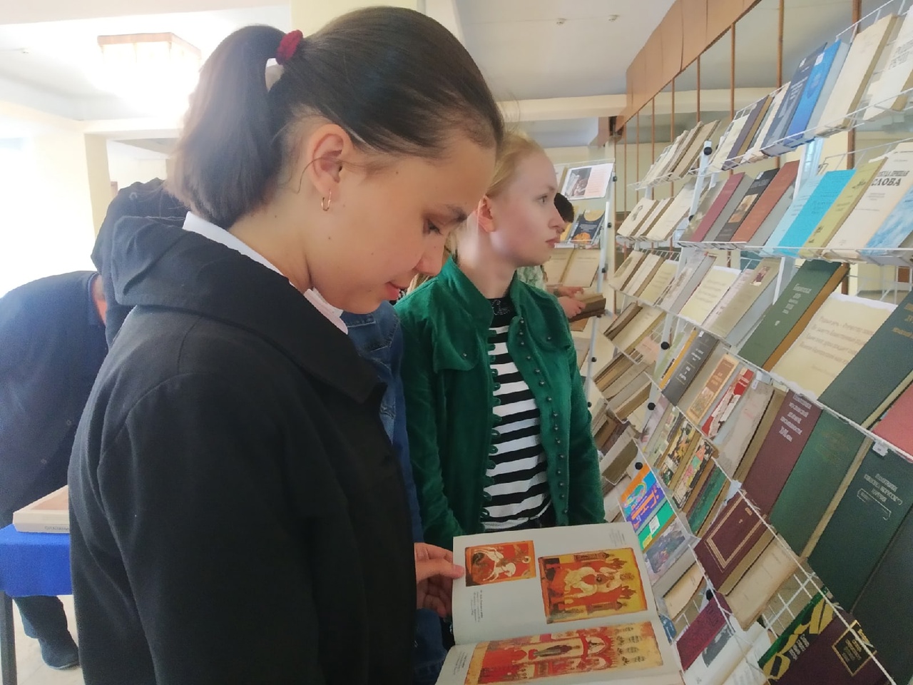 Студенты-историки посетили книжную выставку, посвященную Дню славянской письменности и культуры