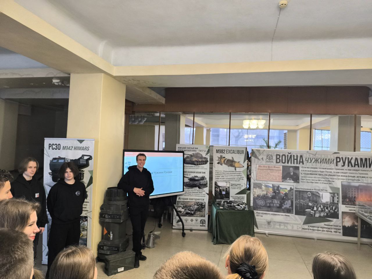 В ДонГУ открылась выставка «Война чужими руками»
