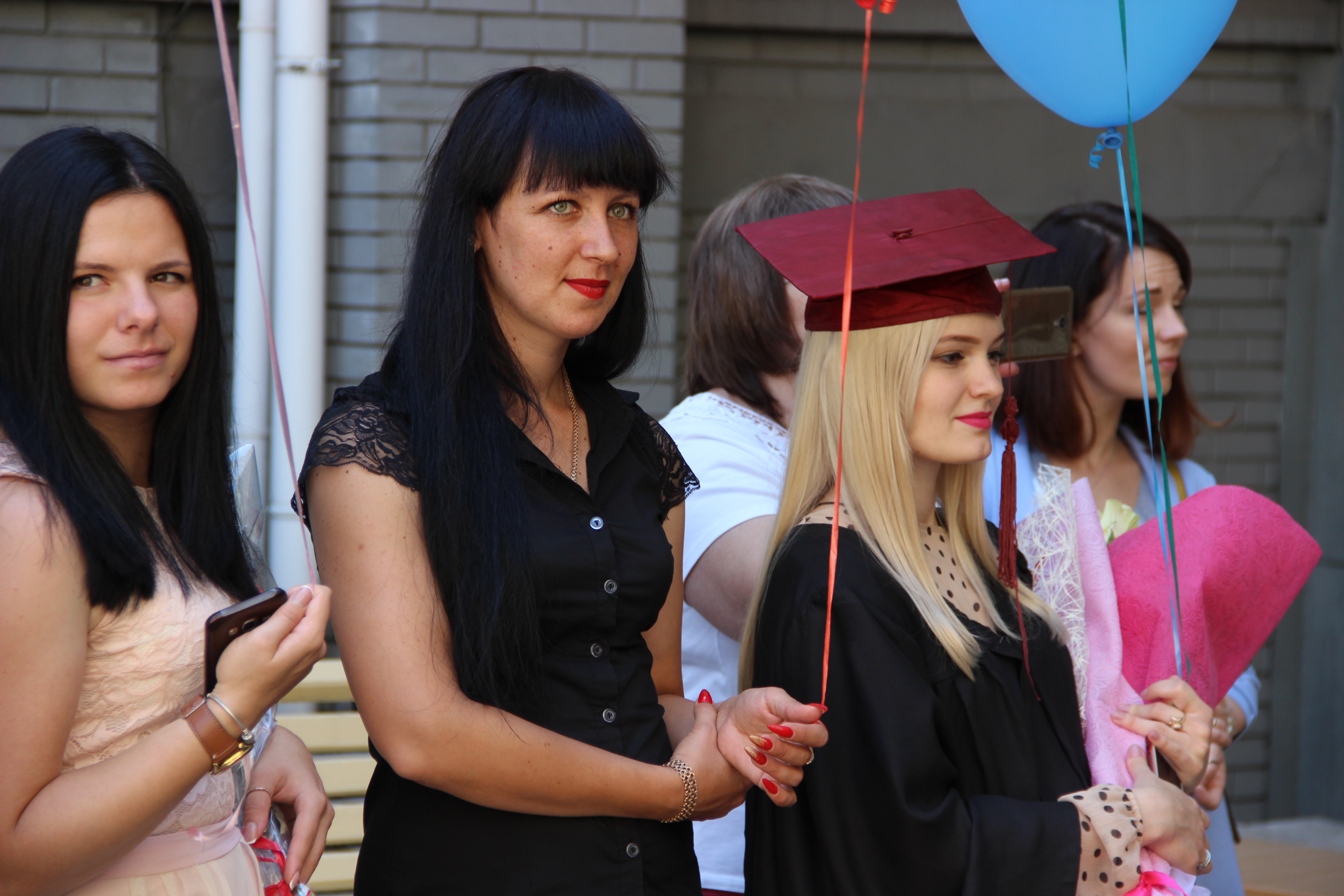Церемония вручения дипломов выпускникам юридического факультета в сюжете телеканала «Новороссия»