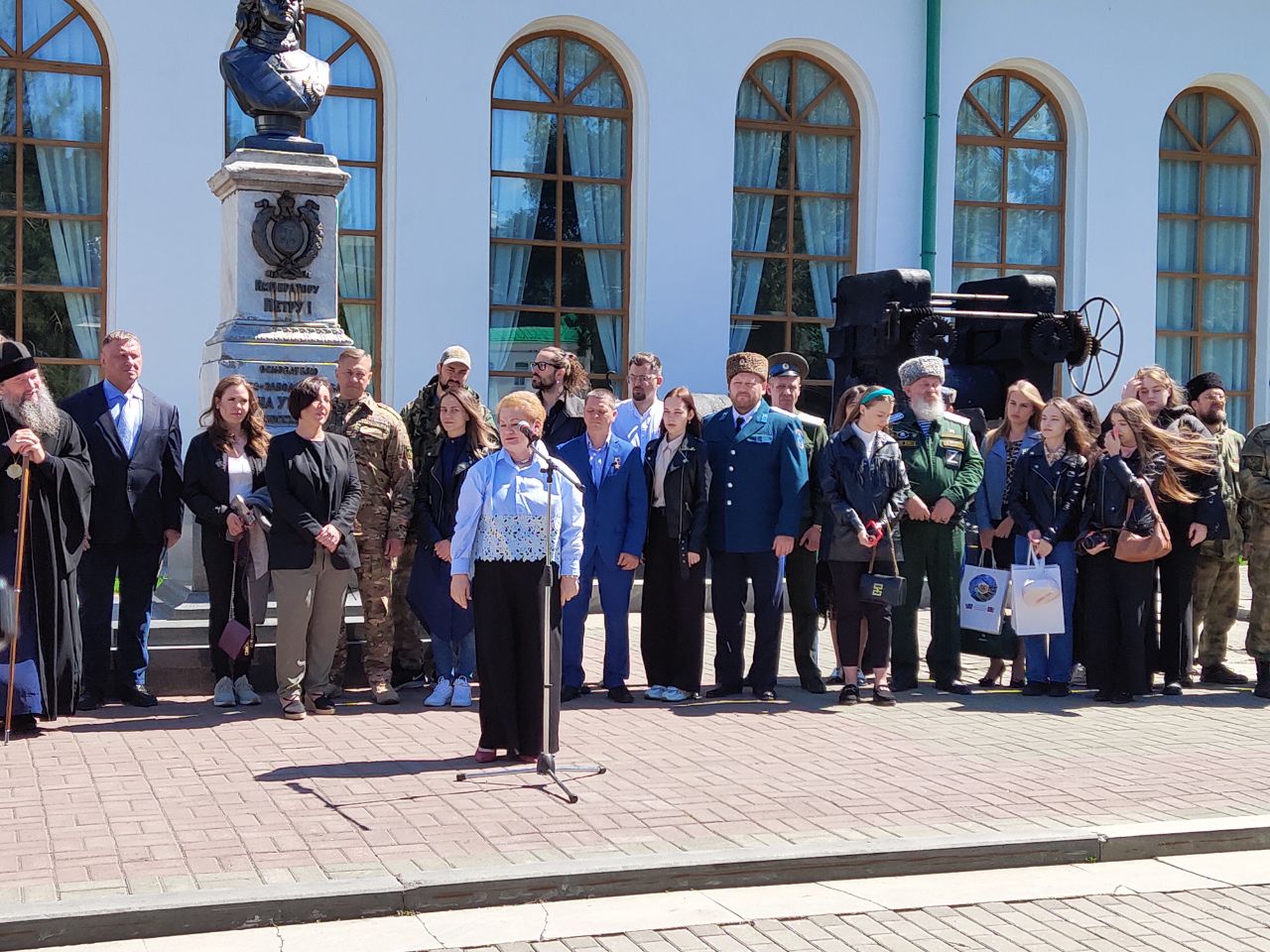 Студенты-журналисты приняли участие в открытии выставки фотографий, рисунков и документальных фильмов участников специальной военной операции на Украине