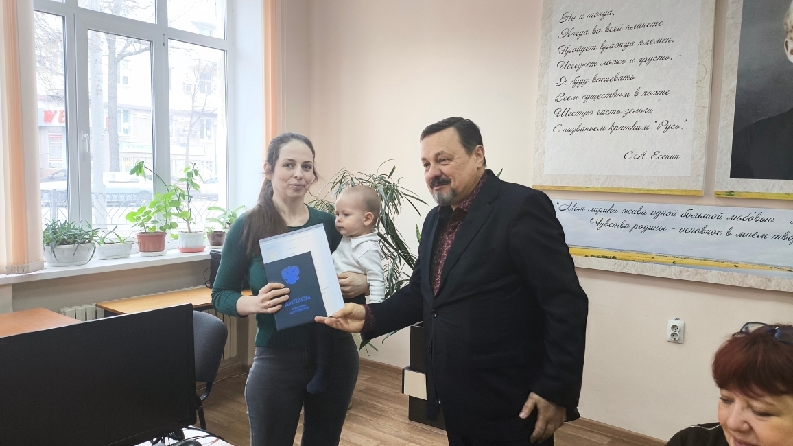 На филологическом факультете вручили дипломы выпускникам-заочникам