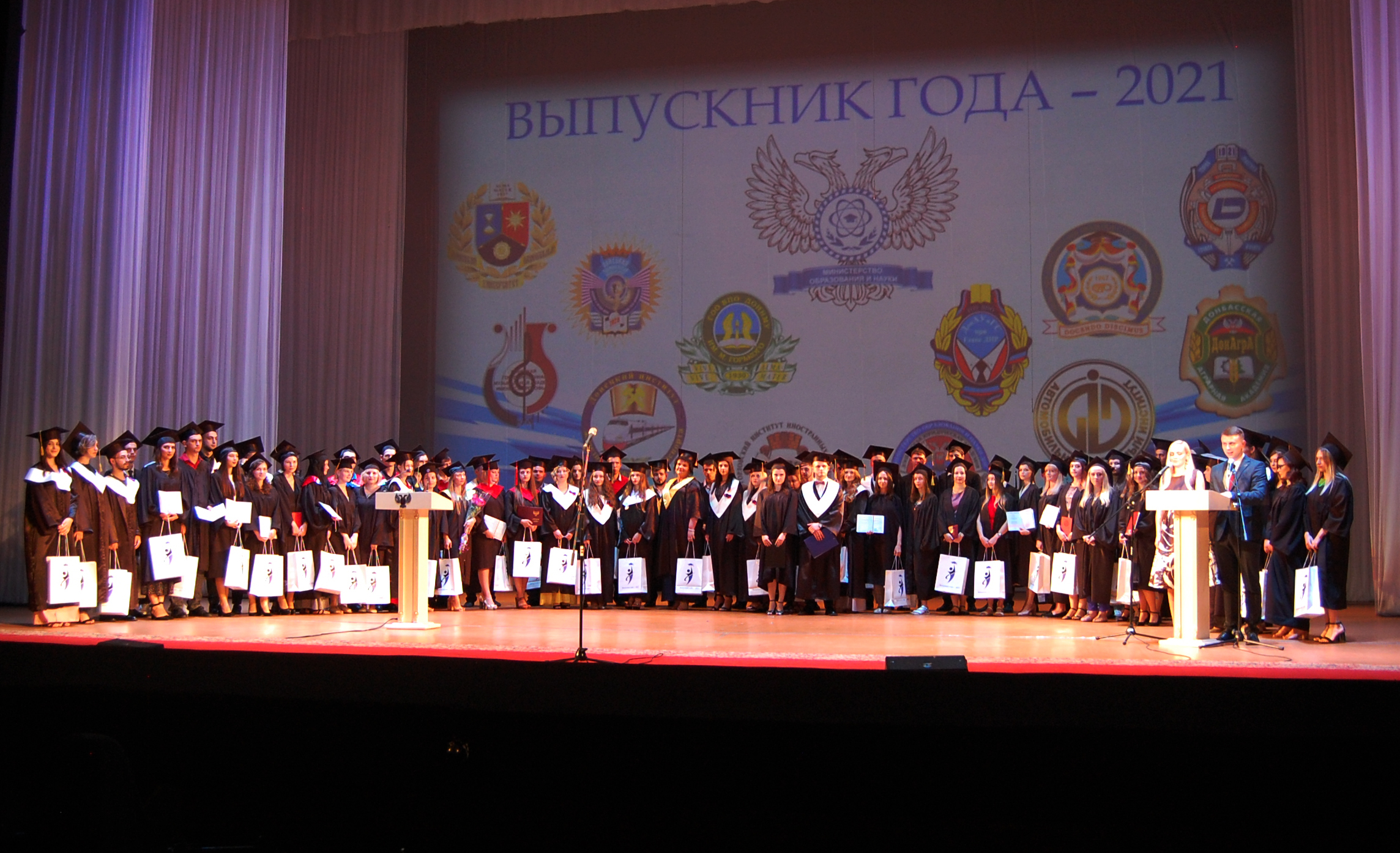 Сюжет ТК «Оплот ТВ» о вручении дипломов лучшим выпускникам 2021 года