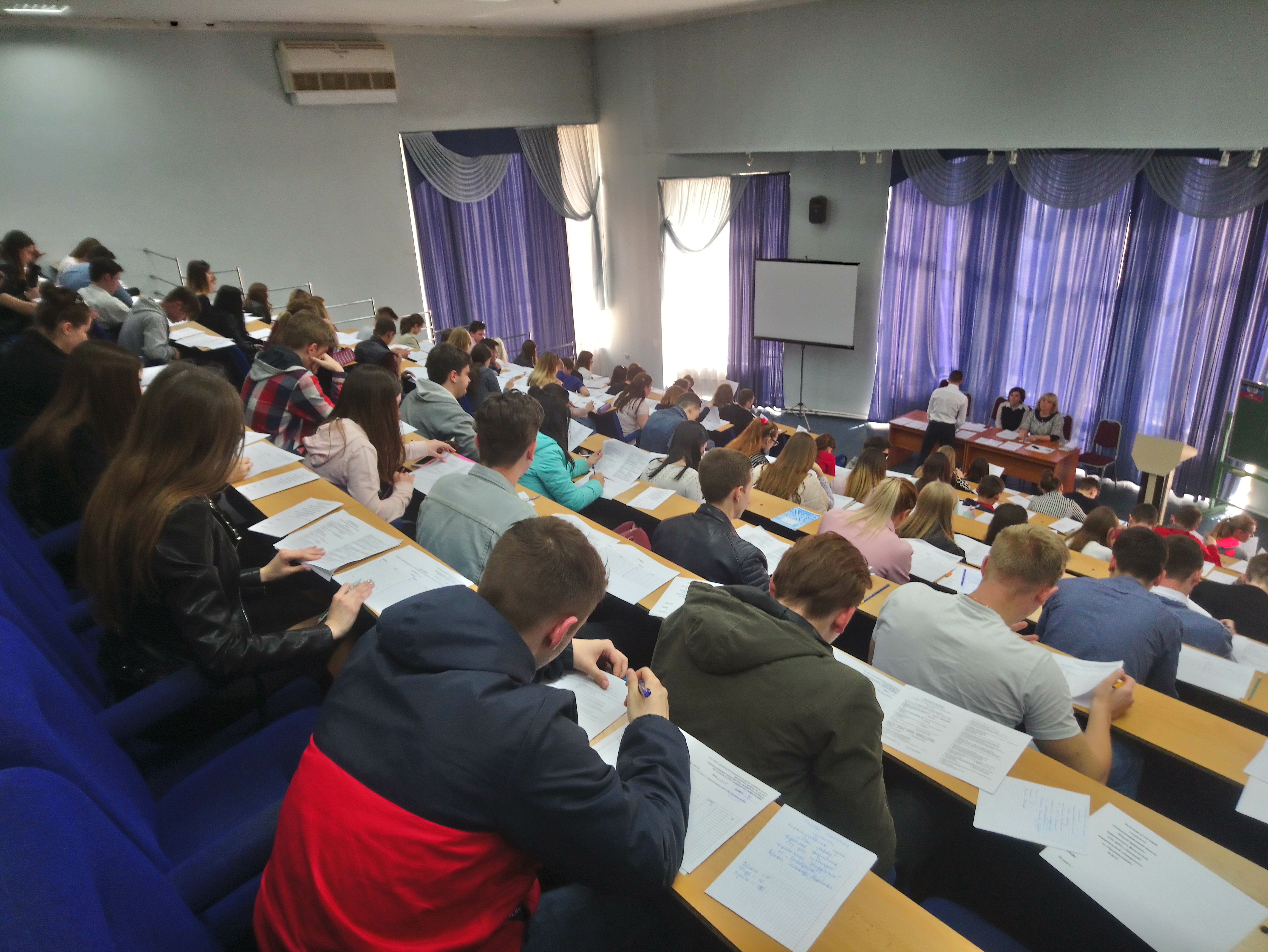 На юридическом факультете ДонНУ проведена итоговая аттестация для слушателей школы «Юный правовед»