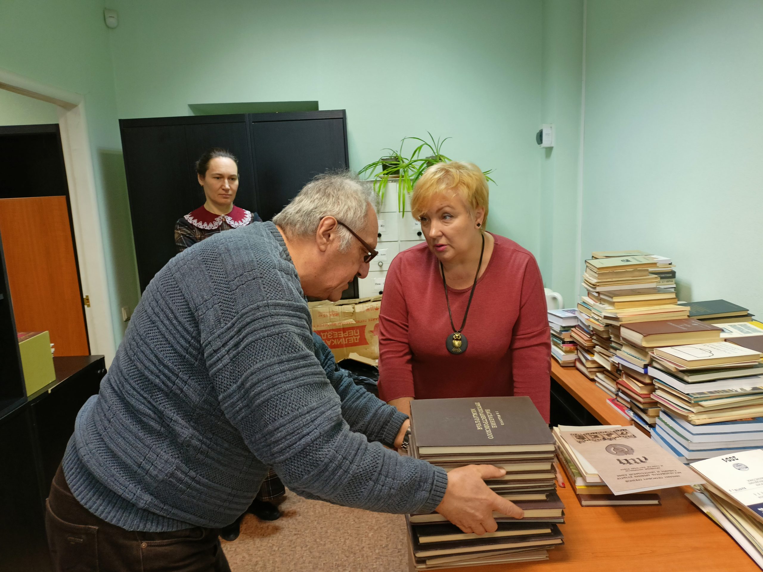 Библиотека Донецкого национального университета пополнилась ценными книжными изданиями