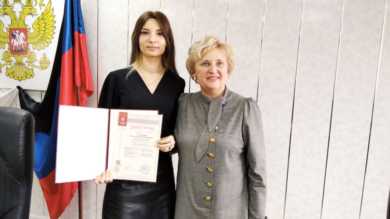 На заседании Ученого совета ДонГУ ректор Светлана Беспалова вручила диплом доктора филологических наук Ирине Фатьяновой и дипломы кандидата экономических наук Виктории Романюк и кандидата филологических наук Валерии Рязановой
