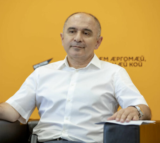 Ректор ЮОГУ имени А.А. Тибилова Вадим Тедеев поздравляет ректора ДонНУ Светлану Беспалову с юбилеем