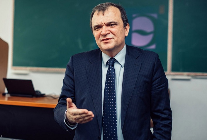 Заведующий кафедрой русского языка Вячеслав Теркулов во втором выпуске передачи на канале «Говорим по-русски»