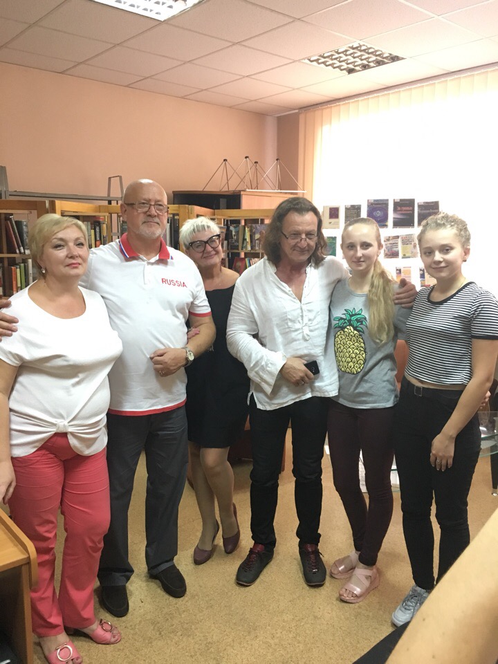 Студенты учетно-финансового факультета встретились с бардом Андреем Соболевым