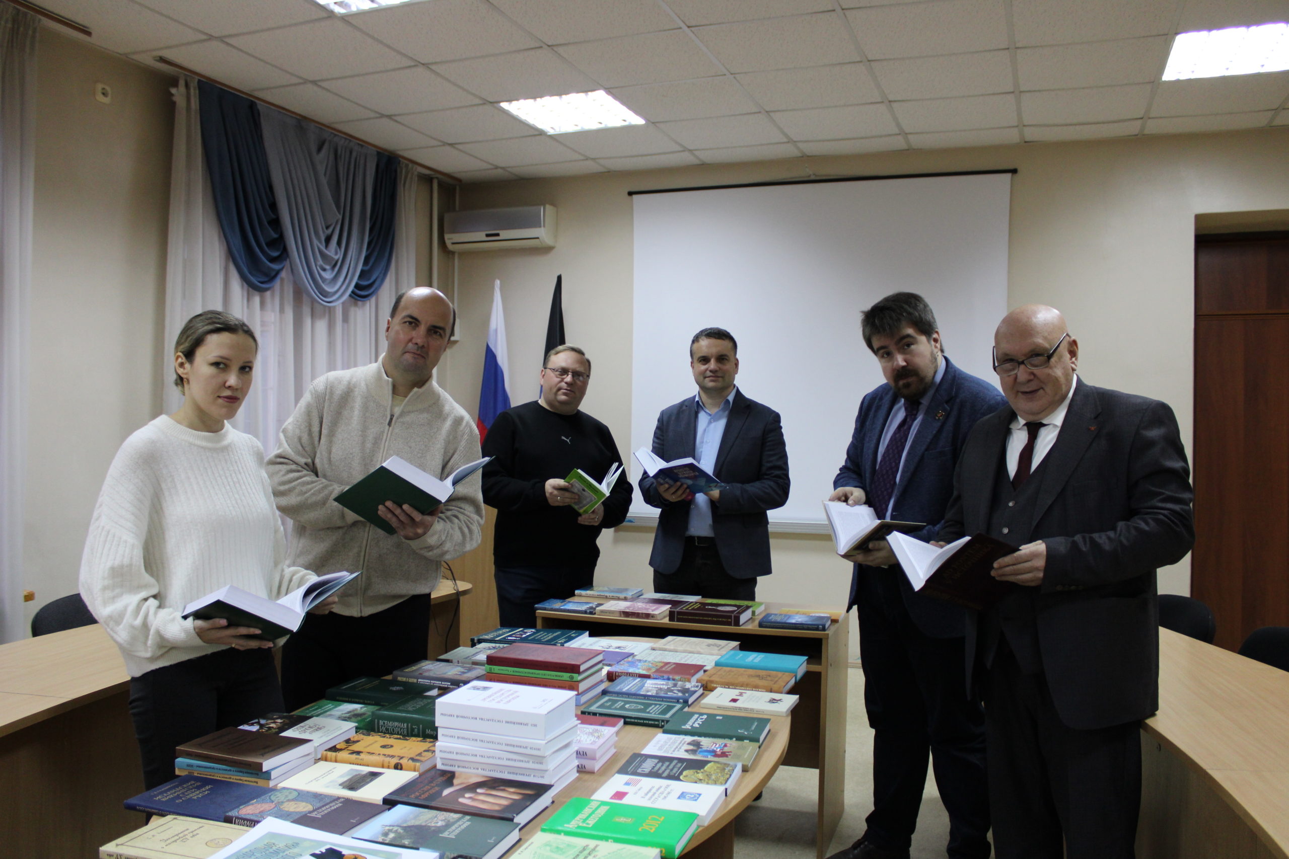 Донецкий университет получил в дар книги от Института всемирной истории РАН
