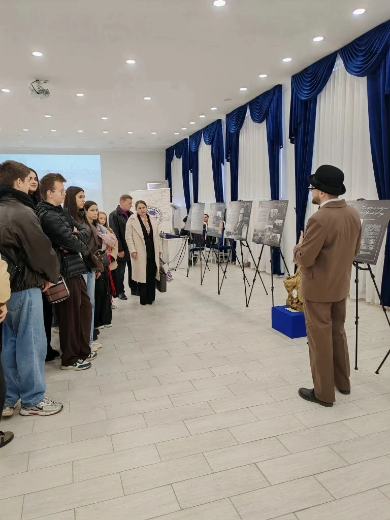 Студенты и преподаватели экономического факультета посетили выставку «Юзовка. Город ушедшей эпохи»