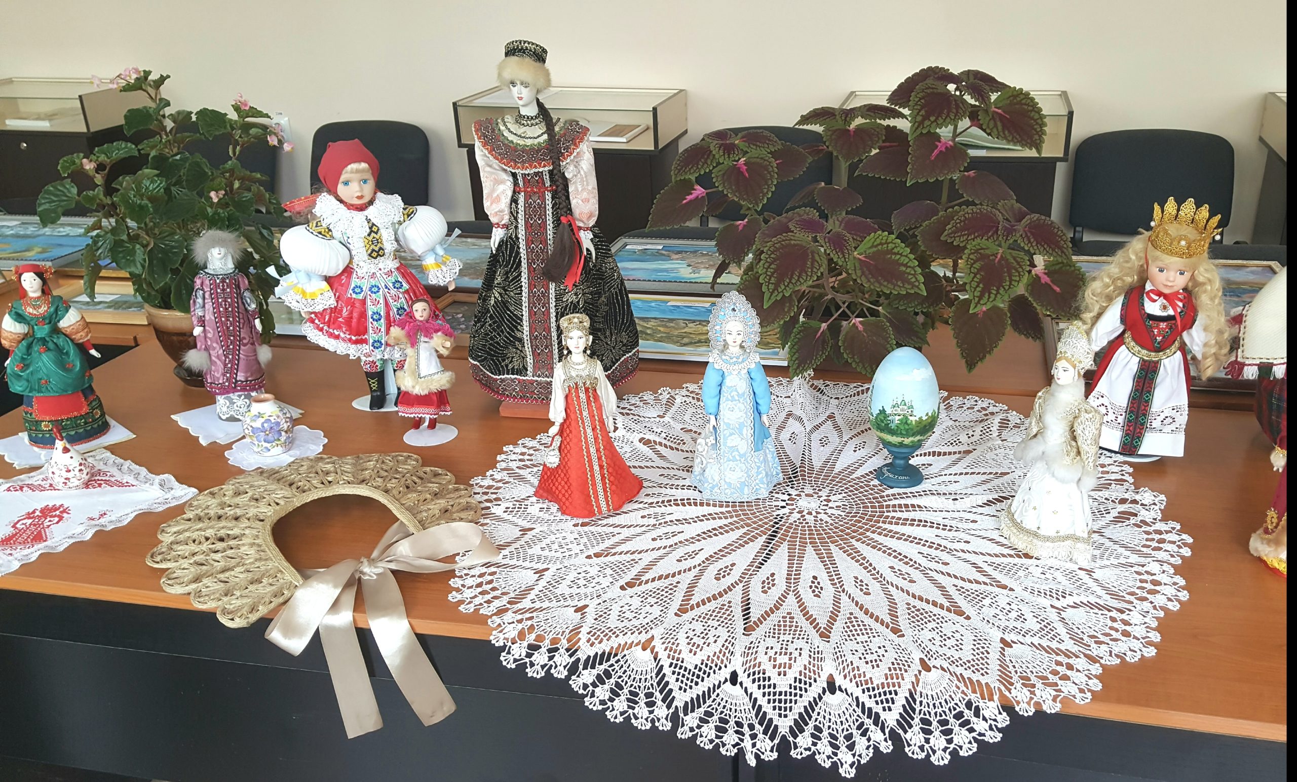 Есенинский центр приглашает на выставку «Славянский мир в народных костюмах: коллекция кукол Натальи Шокотко»