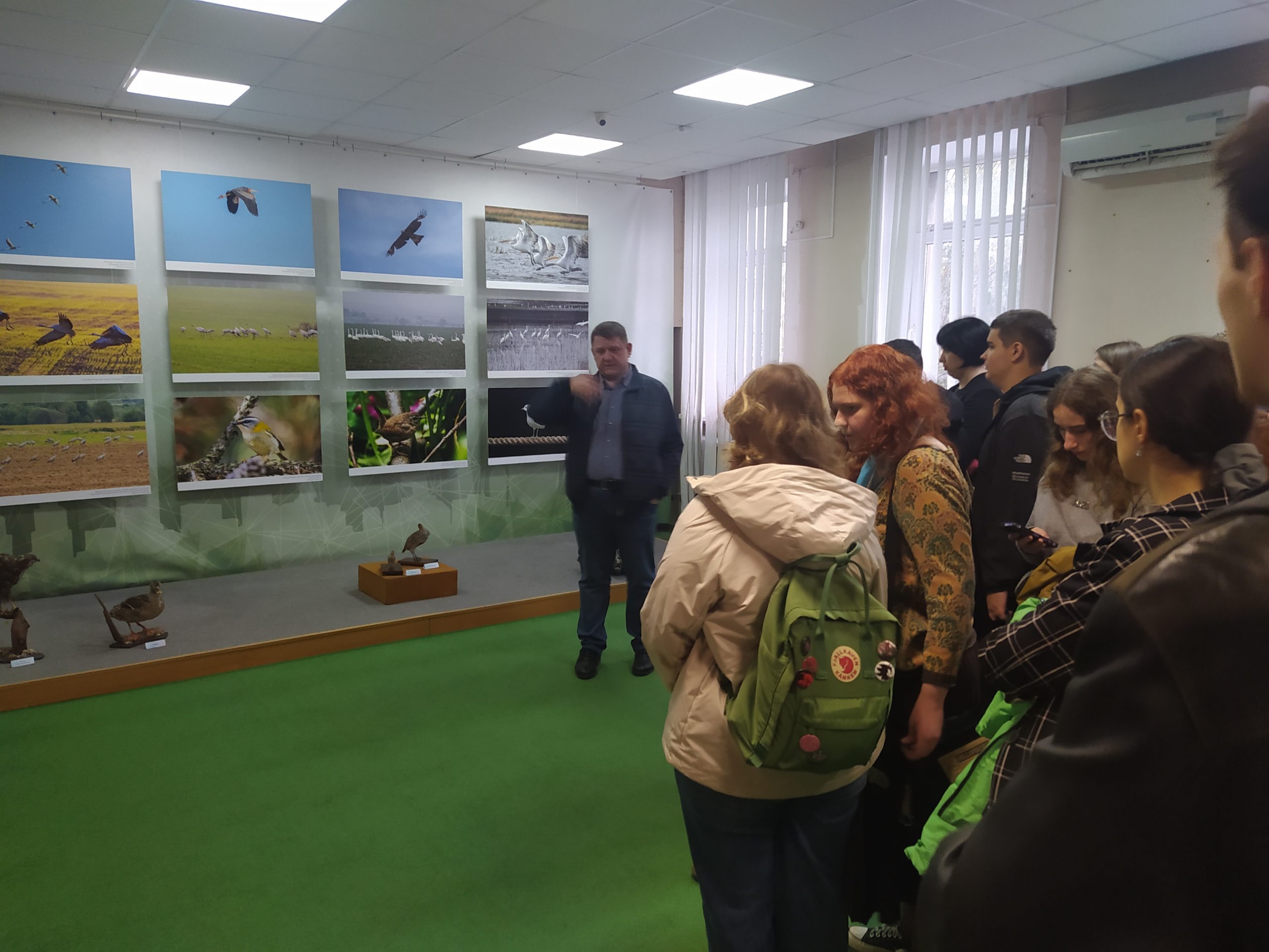 Студенты биологического факультета посетили фотовыставку «В поисках синей птицы»