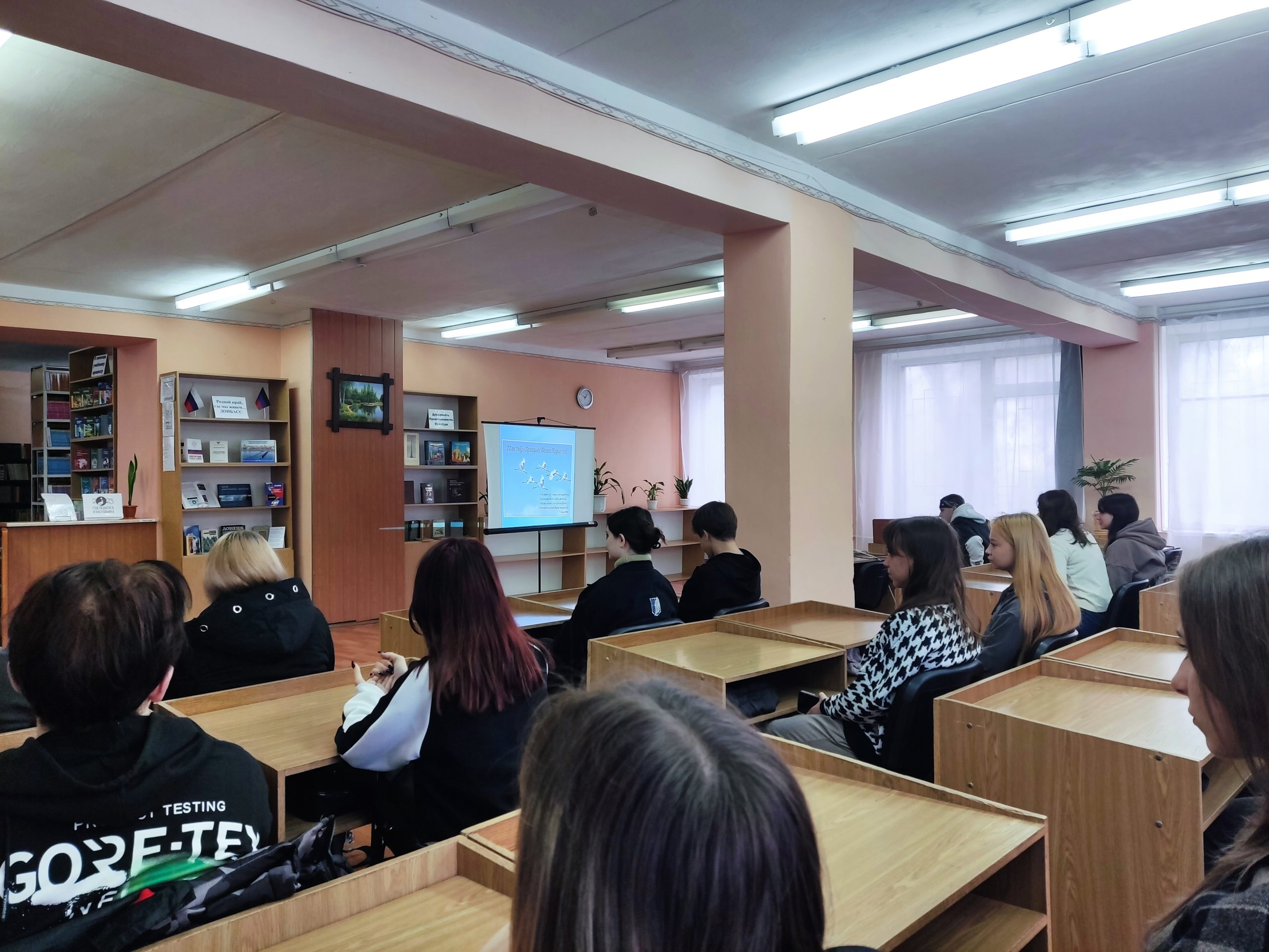 В Енакиевском техникуме экономики и менеджмента отметили День Белых журавлей
