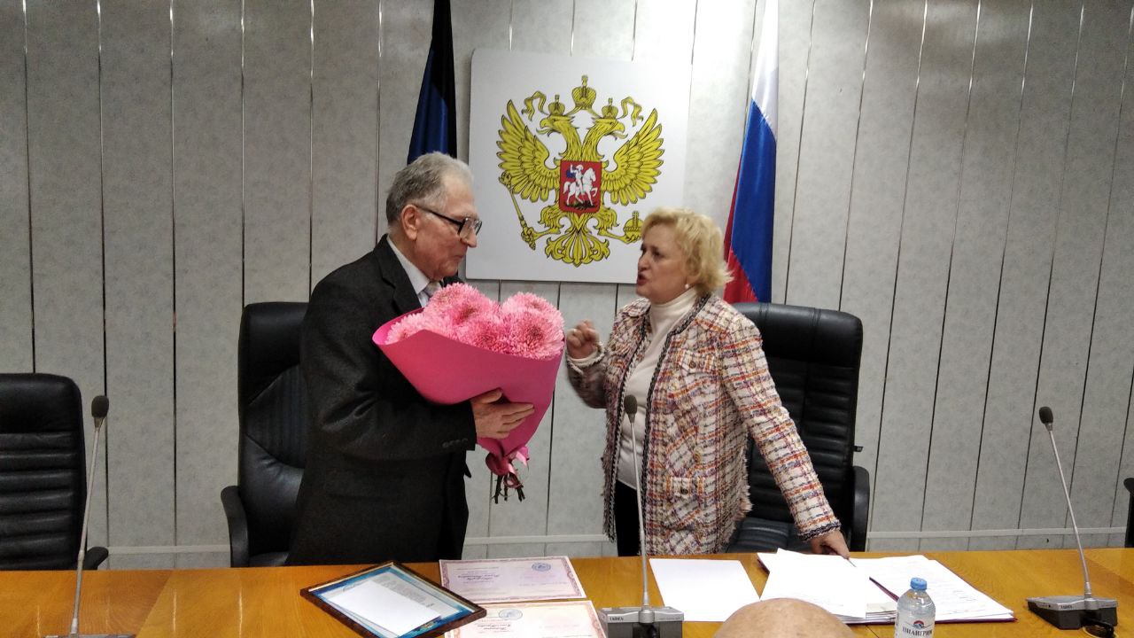 На заседании Ученого совета поздравили с юбилеем председателя Совета ветеранов ДонГУ Виктора Вовенко